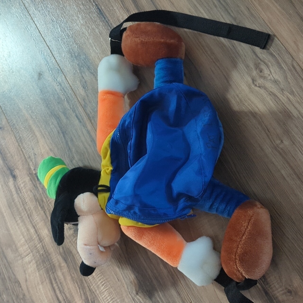 Vintage Walt Disney World Disneyland Goofy backpack with adjustable straps